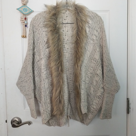 Faux fur trim cableknit cardigan - Picture 4 of 15